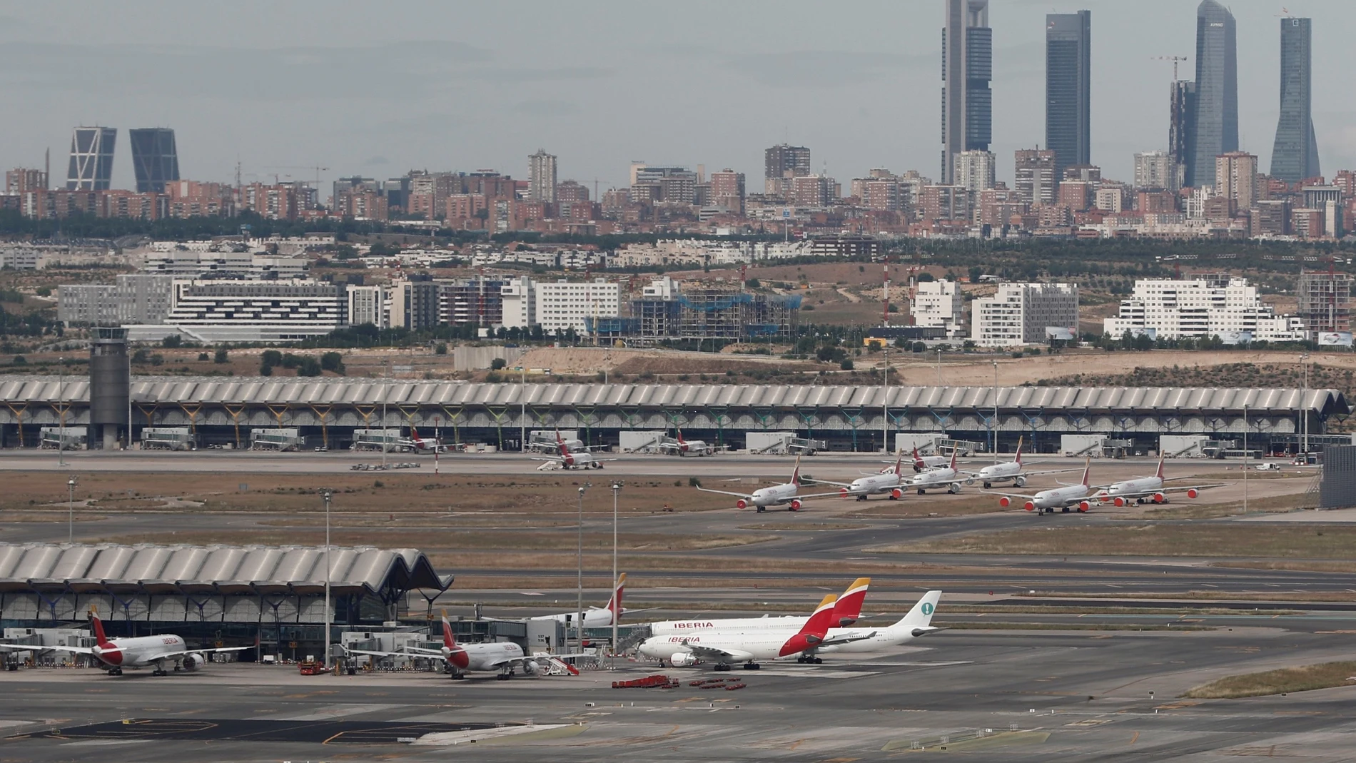 Vista de un avión de Iberia en la Terminal 1 del aeropuerto de Adolfo Suárez Madrid-Barajas