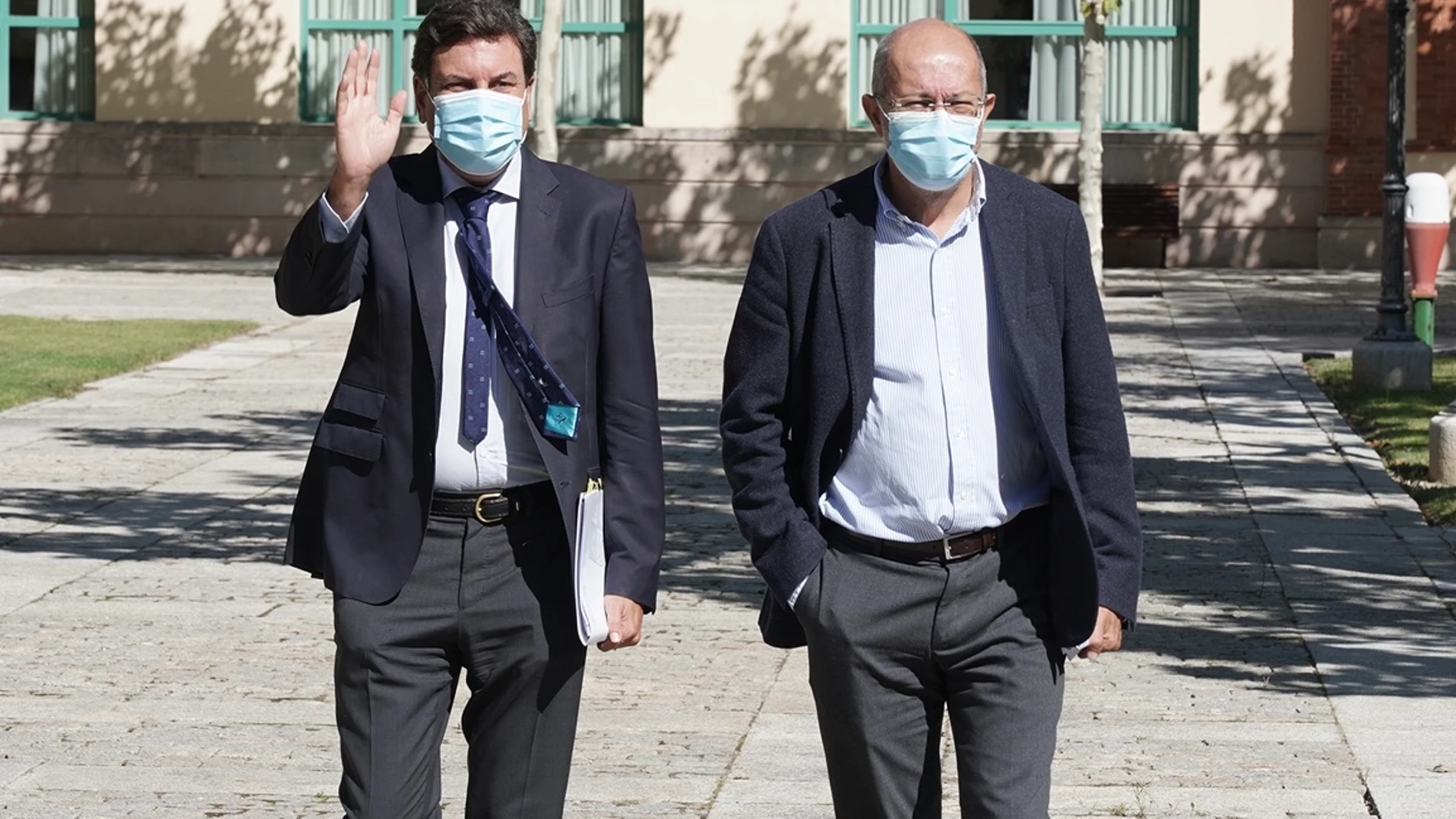 El consejero de Economía y Hacienda, Carlos Fernández Carriedo, junto al vicepresidente Francisco Igea, saluda a la prensa, antes de explicar los acuerdos del Consejo de Gobierno