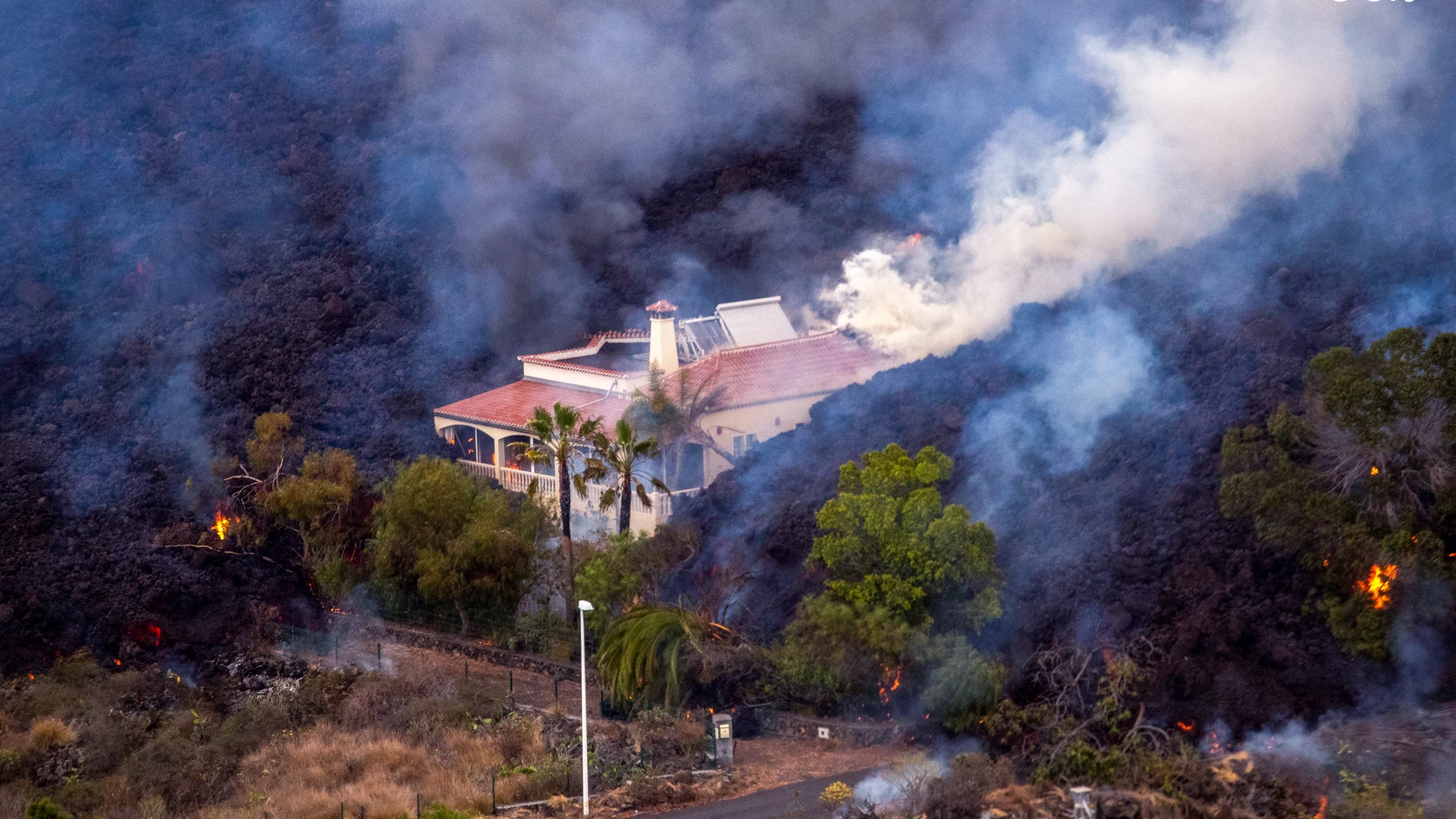 La lava del volcán de La Palma se acerca a una vivienda en La Palma