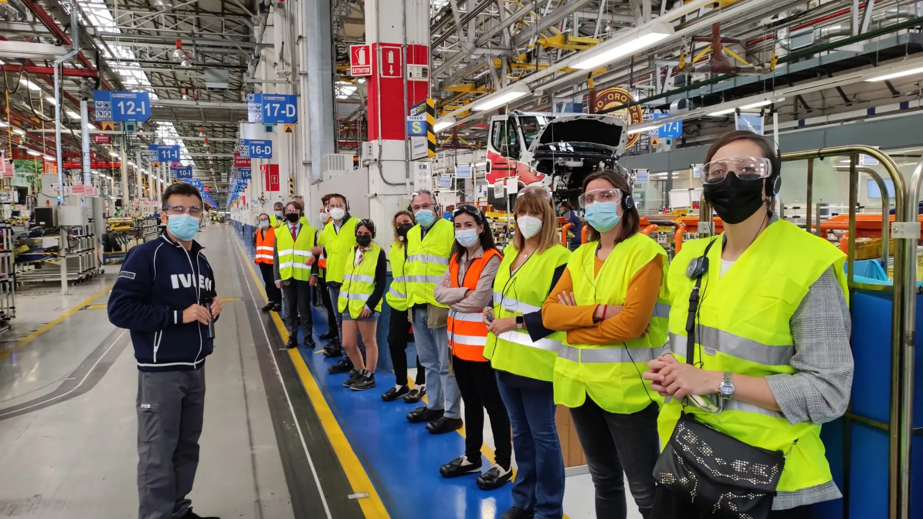 Represetantes de la Fundación Execyl junto a Pablo Blanco, responsable de mejora continua WCM de IVECO