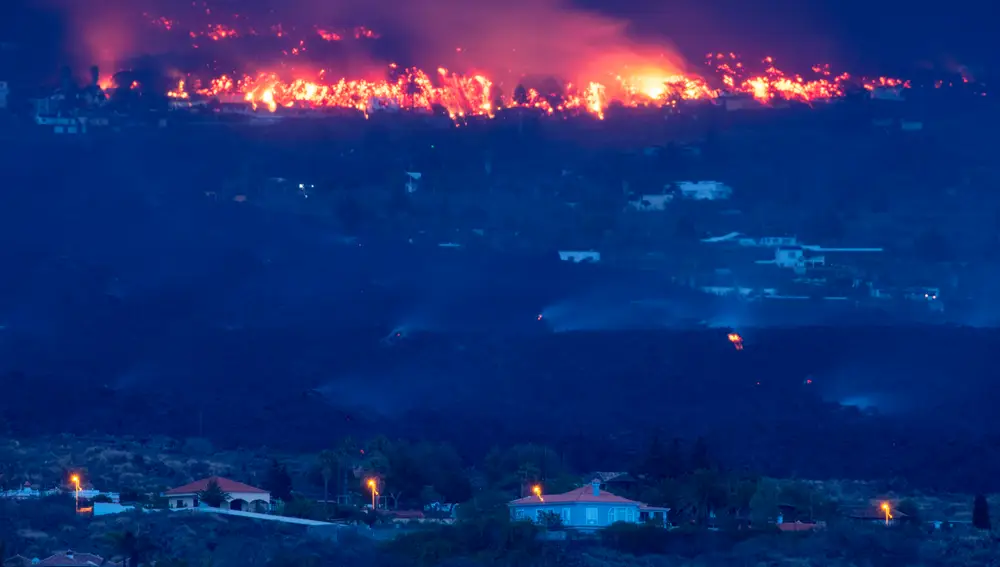 Imagen tomada esta madrugada, viviendas amenazadas por la lava en la localidad de Todoque, en el municipio de Los Llanos de Aridane
