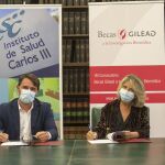 El director general del ISCIII, Cristóbal Belda y María Río, vicepresidenta y directora general de Gilead España
