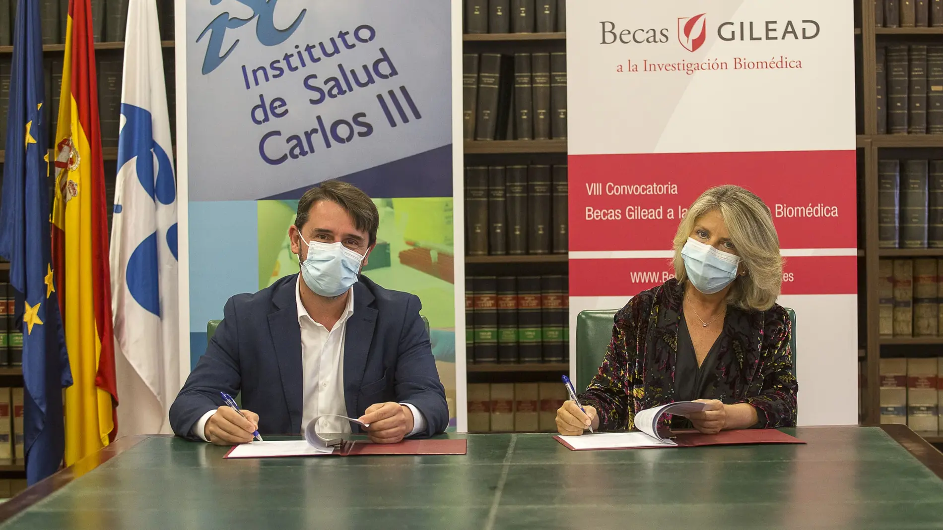 El director general del ISCIII, Cristóbal Belda y María Río, vicepresidenta y directora general de Gilead España