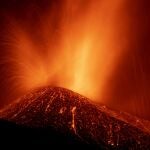 El volcán de La Palma sigue escupiendo lava