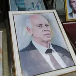 Un retrato del presidente tunecino Kais Saied en una tienda en Túnez