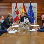 El consejero de Fomento y Medio Ambiente, Juan Carlos Suárez-Quiñones, se reúne con los dirigentes de Iberdrola