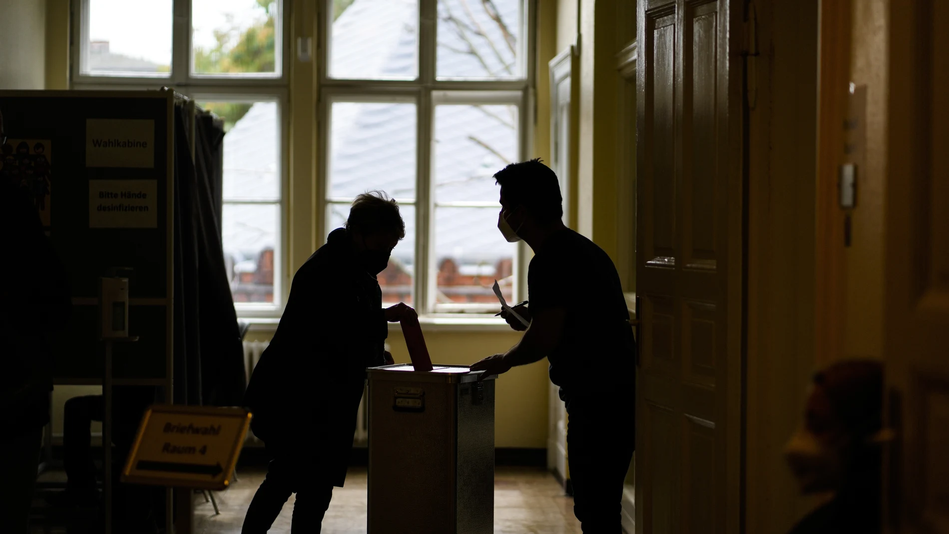 Una mujer deposita su voto anticipado en Berlín para las elecciones generales de este domingo en Alemania