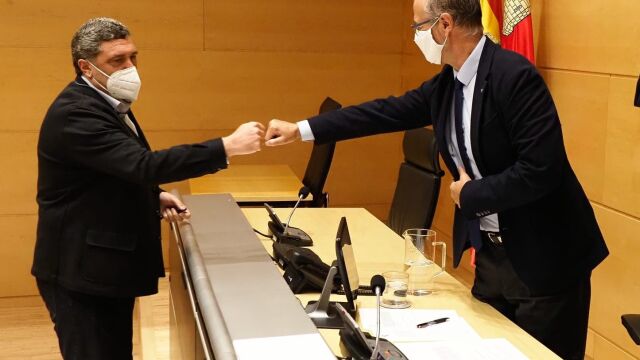 El presidente de las Cortes, Luis Fuentes, saluda al procurador de Por Ávila, Pedro Pascual, que presidirá la comisión de investigación sobre las residencias, momentos antes de que se constituyera