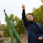 Raphael ante su estatua en Linares