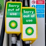 -FOTODELDIA- Londres (Reino Unido) 24/09/2021.- Vista de los surtidores de una gasolinera de BP fuera de servicio en Londres este viernes. La petrolera británica BP informó de que ha cerrado "temporalmente" algunas estaciones de servicio en el Reino Unido ante la falta de suministro tanto de gasolina como de diésel, debido a la crisis que atraviesa el sector del transporte británico. EFE/ Facundo Arrizabalaga