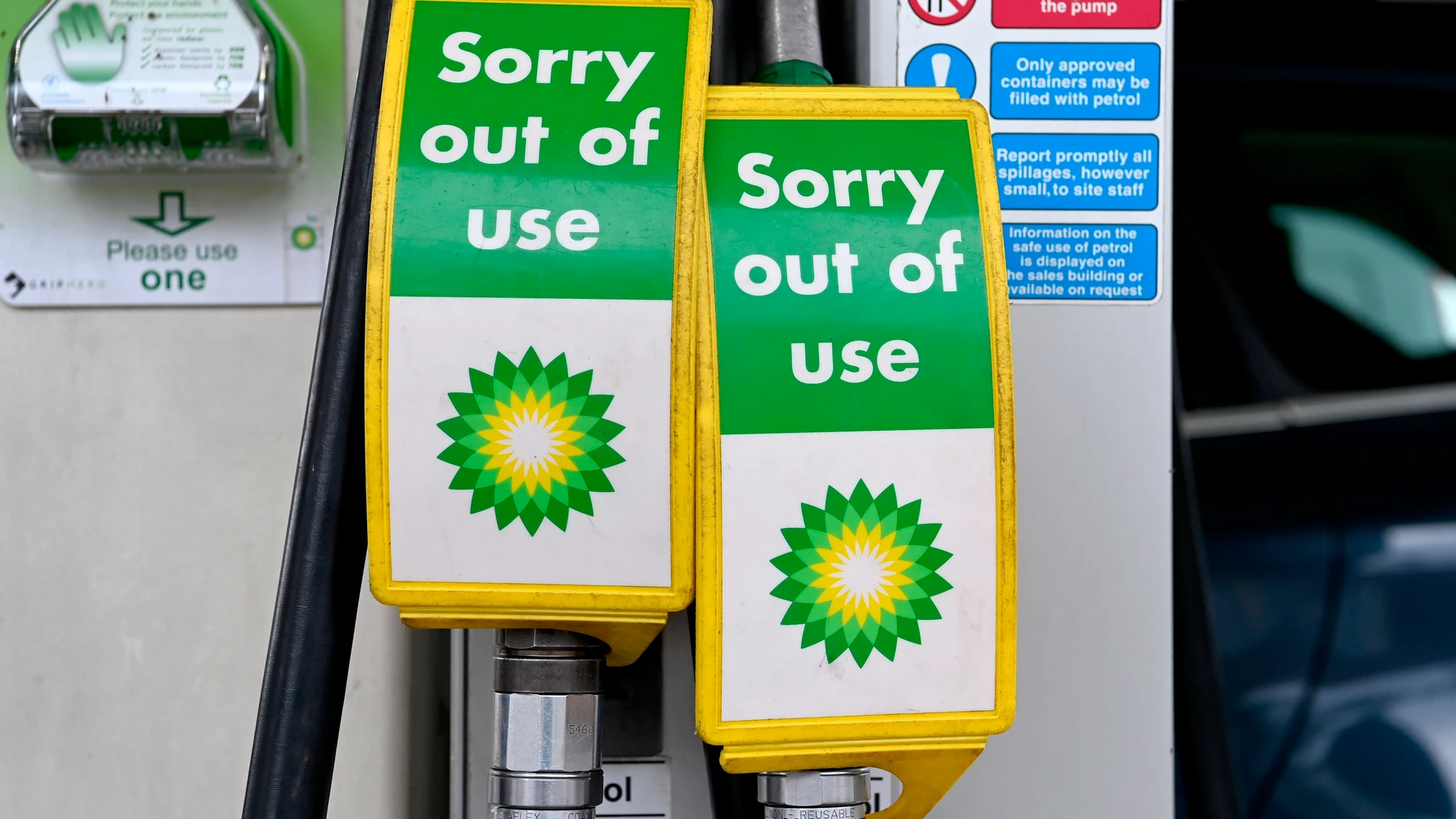 -FOTODELDIA- Londres (Reino Unido) 24/09/2021.- Vista de los surtidores de una gasolinera de BP fuera de servicio en Londres este viernes. La petrolera británica BP informó de que ha cerrado "temporalmente" algunas estaciones de servicio en el Reino Unido ante la falta de suministro tanto de gasolina como de diésel, debido a la crisis que atraviesa el sector del transporte británico. EFE/ Facundo Arrizabalaga