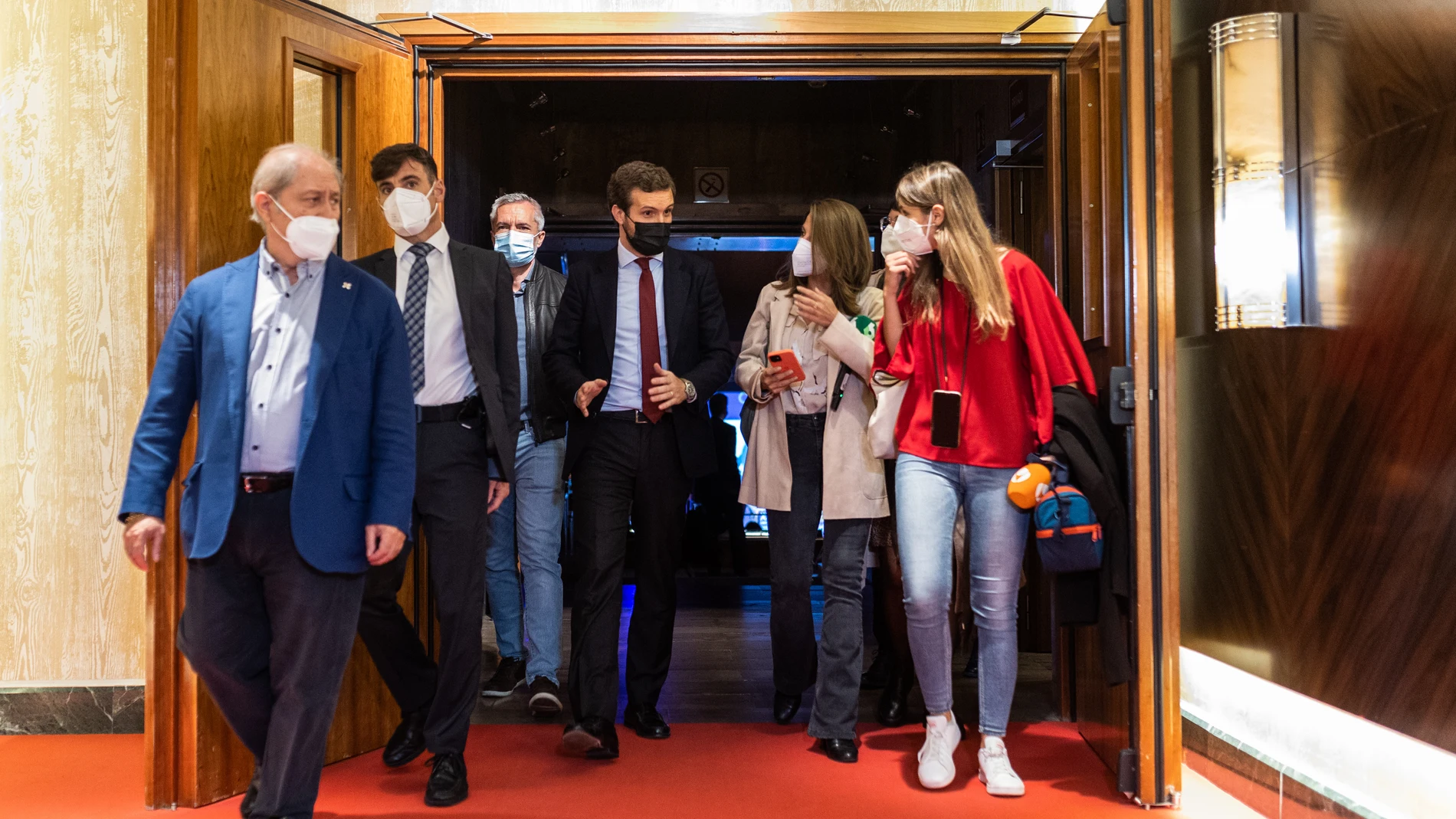El presidente del Partido Popular, Pablo Casado (c), conversa con varios periodistas a salida de la clausura el XXV Congreso extraordinario de la European Senior's Union en el Hotel Meliá Castilla, a 24 de septiembre de 2021, en Madrid, (España).