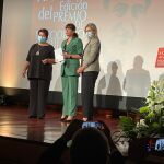 La periodista Mavi Doñate recibe el premio Cirilo en presencia de la alcaldesa de Segovia, Clara Luquero, y de la directora de Caixabank, Belén Martín