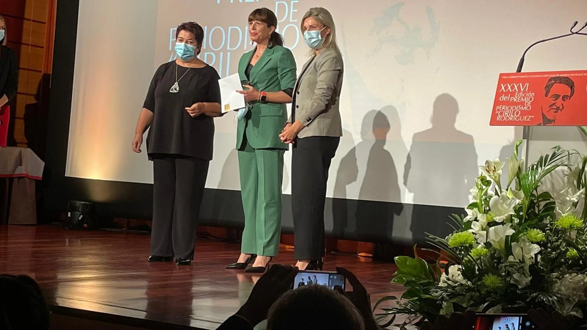La periodista Mavi Doñate recibe el premio Cirilo en presencia de la alcaldesa de Segovia, Clara Luquero, y de la directora de Caixabank, Belén Martín