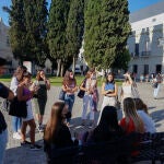 Alumnos de la Universidad de Sevilla, en unos de los campus el primer día del nuevo curso