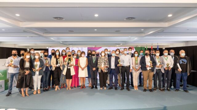 La viceconsejera de Agricultura, Ganadería, Pesca y Desarrollo Sostenible, Ana Corredera, posa junto a los premiados en Expoliva 2021