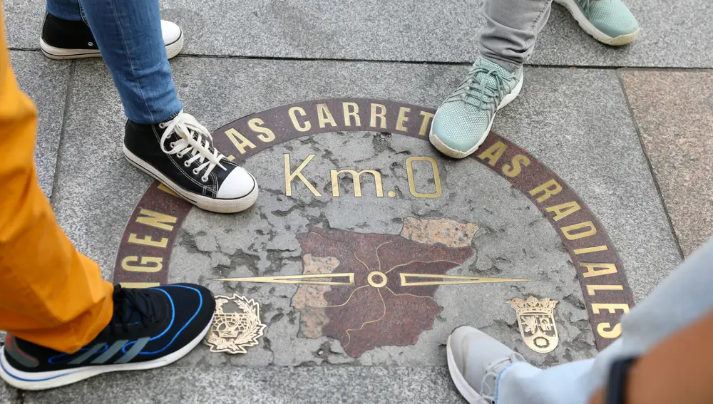 Reportaje sobre mensajes ocultos en el suelo de Madrid.￼Placa del kilómetro 0 en la Puerta del Sol.￼