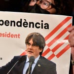 Una mujer sostiene una pancarta durante una concentración en apoyo al vicepresidente de la Generalitat, Carles Puigdemont