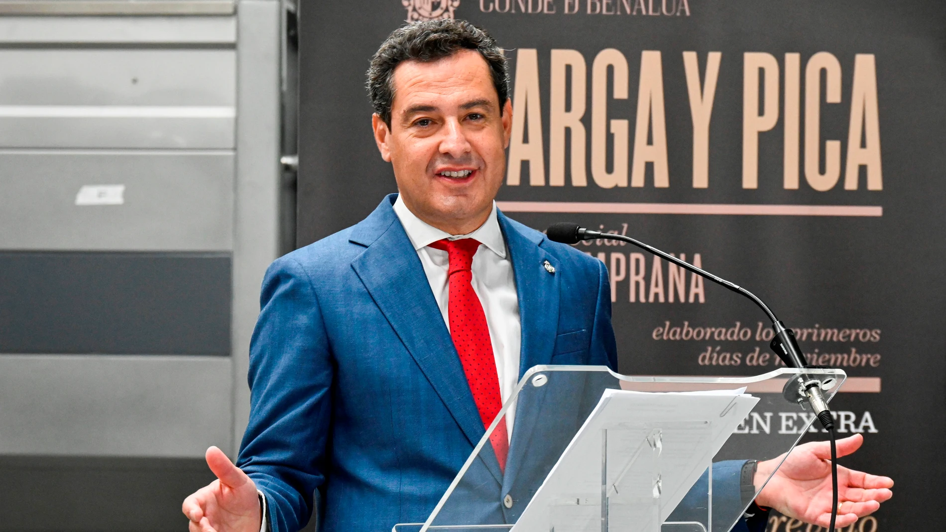 El presidente de la Junta de Andalucía, Juanma Moreno, en la localidad granadina de Benalúa de las Villas