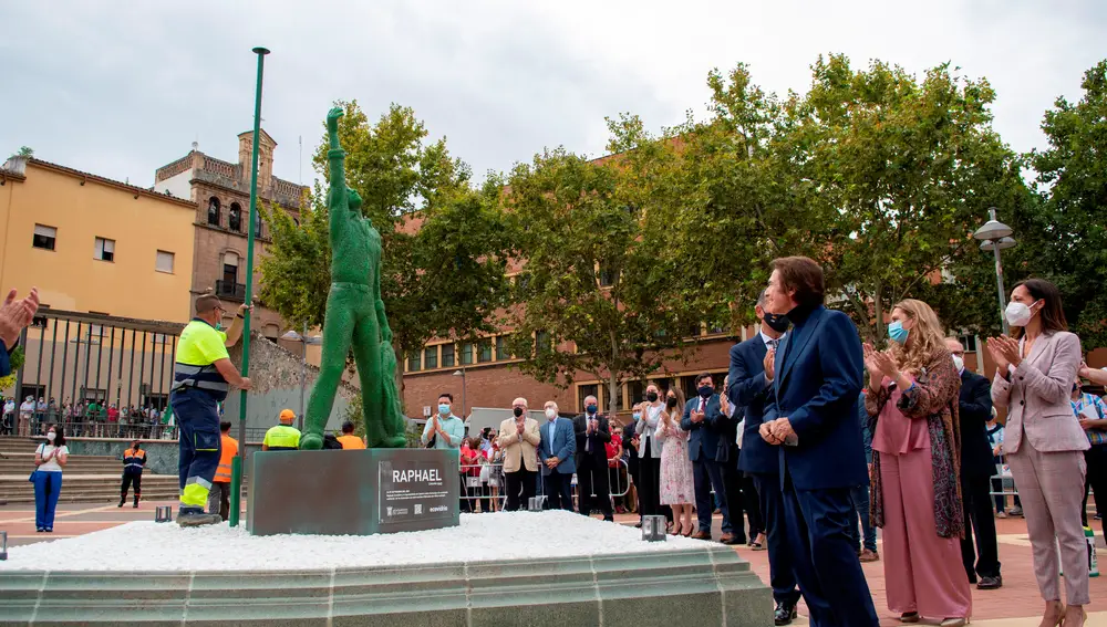 El cantante Raphael, contemplando su estatua colocada en una plaza de Linares, hecha de vidrio reciclado. EFE/ Carlos Cid