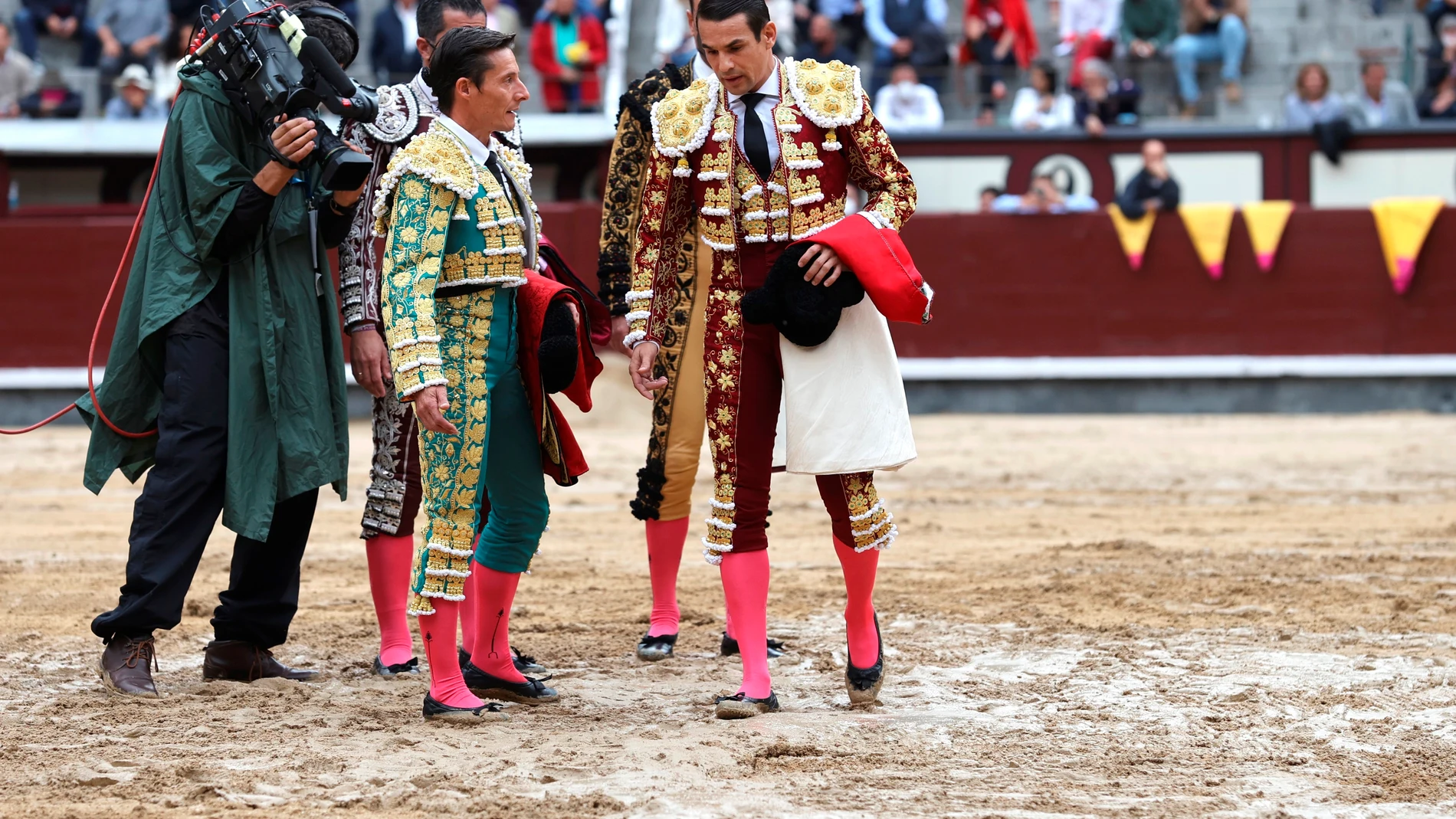 GRAF8227. MADRID (ESPAÑA), 24/09/2021.- El diestro José María Manzanares (d) inspecciona el estado del suelo de la plaza de toros de Las Ventas