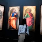 Un visitante observa "San Pablo", de Fra Bartolomeo. A su izquierda está "San Pedro", de Rafael, recientemente atribuido a este pintor