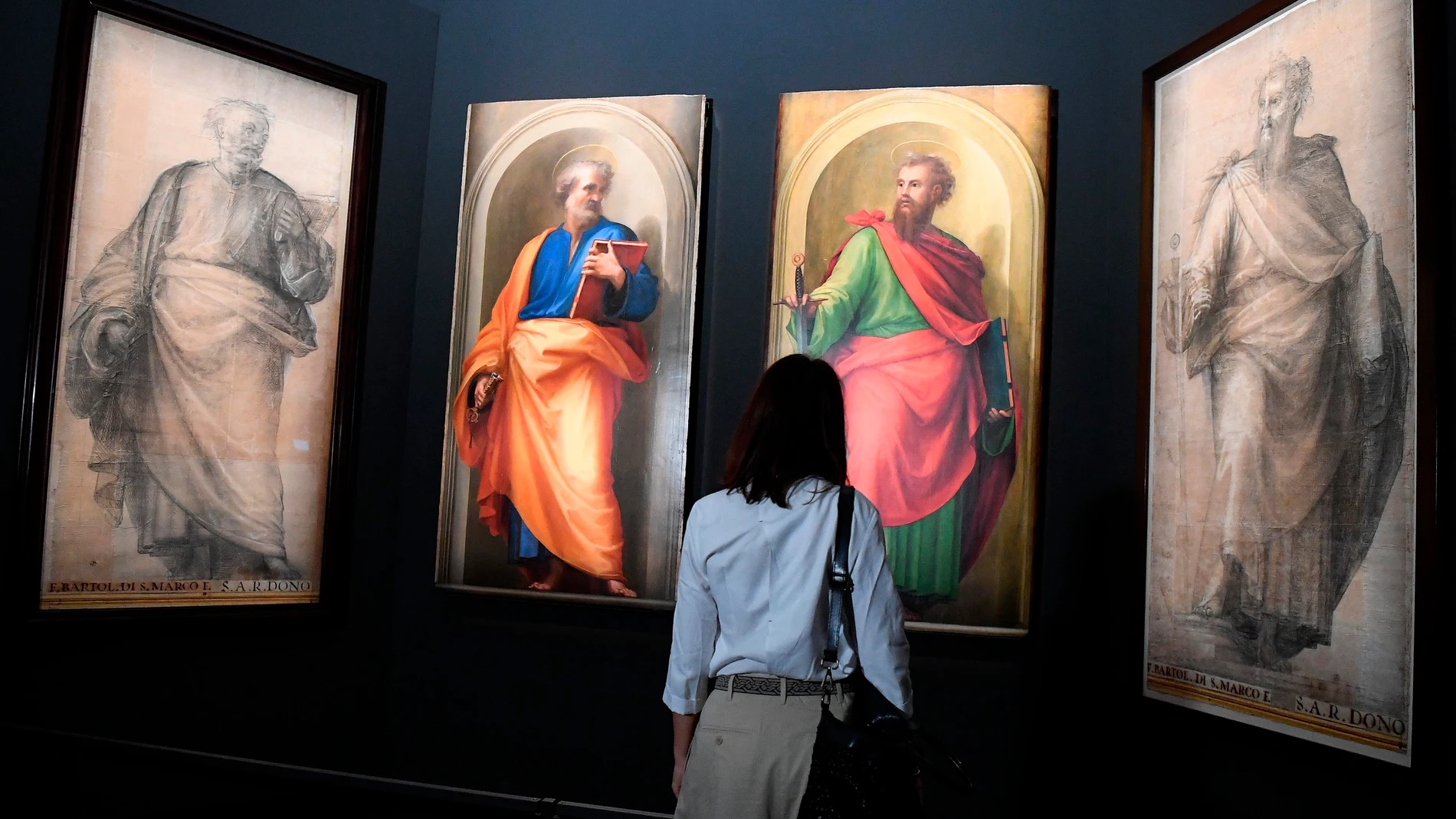 Un visitante observa "San Pablo", de Fra Bartolomeo. A su izquierda está "San Pedro", de Rafael, recientemente atribuido a este pintor
