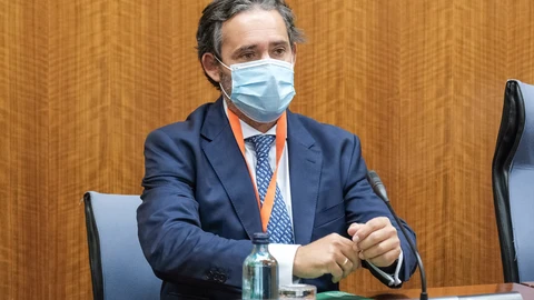 El director general de Contratación de la Consejería de Hacienda, Alejandro Torres, este viernes durante su comparecencia en la Comisión de la Faffe. Antes, ha declarado el auditor externo de la entidad, Jesús Bustamante