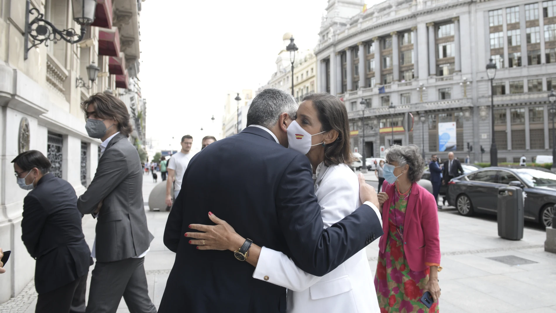 El secretario general de la OMT, Zurab Pololikashvili (3i), saluda a la ministra de Industria, Comercio y Turismo, Reyes Maroto (2i), el pasado 24 de septiembre en Madrid