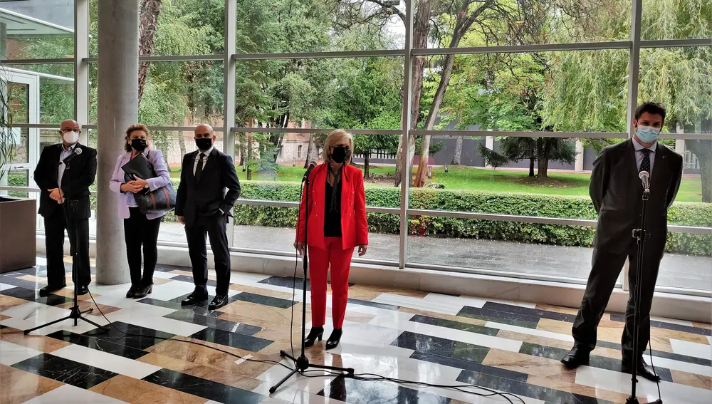 Rueda de prensa tras la reunión de la consejera de Sanidad, Verónica Casado, (en el centro de la imagen, de traje rojo) con colegios profesionales.EUROPA PRESS24/09/2021