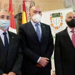 El consejero de Agricultura, Ganadería y Desarrollo Rural, Jesús Julio Carnero, inaugura la Asamblea de Academias de Ciencias Veterinarias de España. Le acompañan, el presidente de la Real Academia de Ciencias Veterinarias de España y de Castilla y León, Arturo Anadón (D) y Elías Rodríguez Ferri (I)