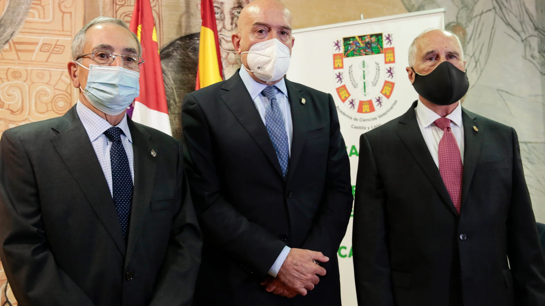 El consejero de Agricultura, Ganadería y Desarrollo Rural, Jesús Julio Carnero, inaugura la Asamblea de Academias de Ciencias Veterinarias de España. Le acompañan, el presidente de la Real Academia de Ciencias Veterinarias de España y de Castilla y León, Arturo Anadón (D) y Elías Rodríguez Ferri (I)