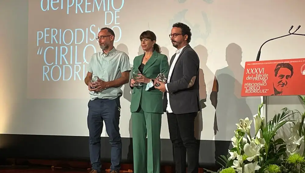 Mavi Doñate, ganadora del Premio Cirilo de Periodismo de la pasada edición, junto a los finalistas José Naranjo y Francisco Carrión