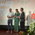 Mavi Doñate, ganadora del Premio Cirilo de Periodismo de la pasada edición, junto a los finalistas José Naranjo y Francisco Carrión