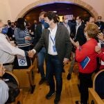 El presidente Fernández Mañueco saluda a los afiliados y simpatizantes del PP de Soria a su llegada al XIII Congreso Provincial