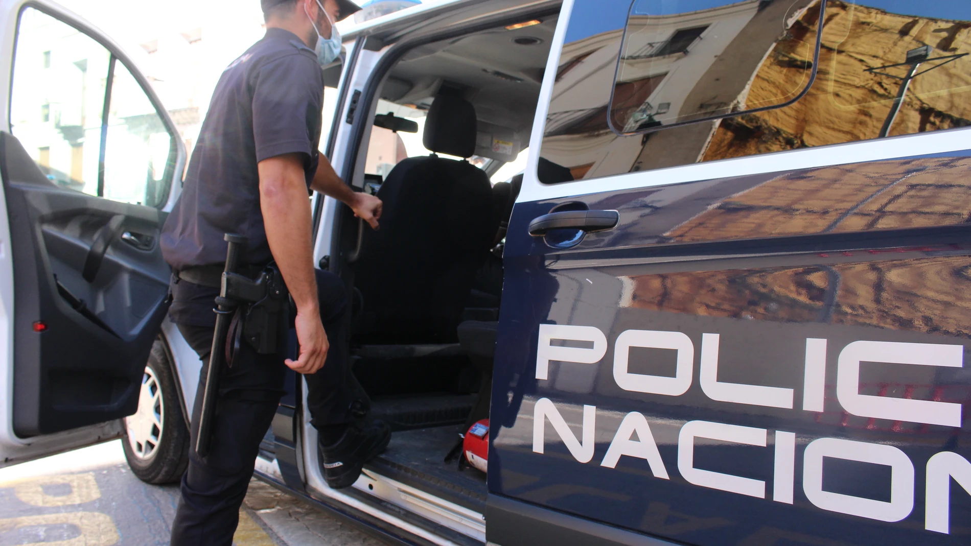 Los agentes detuvieron al hombre tras la agresión