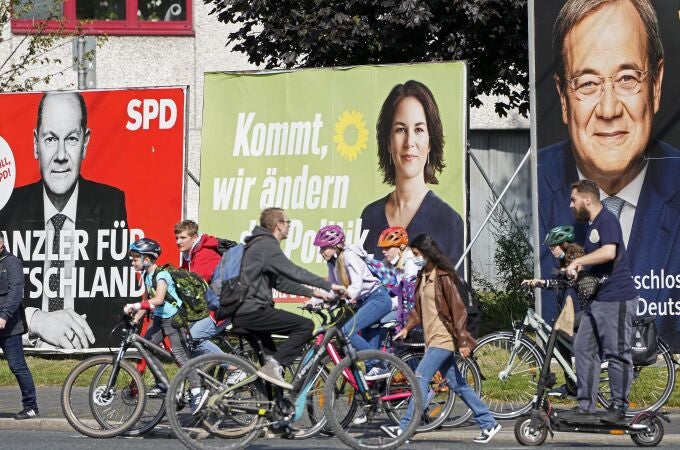 Carteles electores de Olaf Scholz (SPD), Annalena Baerbock (verdes) y Armin Laschete (CDU/CSU) en Gelsenkirchen