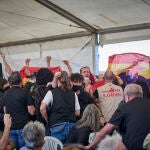 Varias personas protestan al inicio del discurso del exvicepresidente segundo del Gobierno Pablo Iglesias, en el evento ‘Gobernar o tener el poder’, durante las fiesta del centenario del PCE, en el Auditorio Miguel Ríos de Rivas-Vaciamadrid,