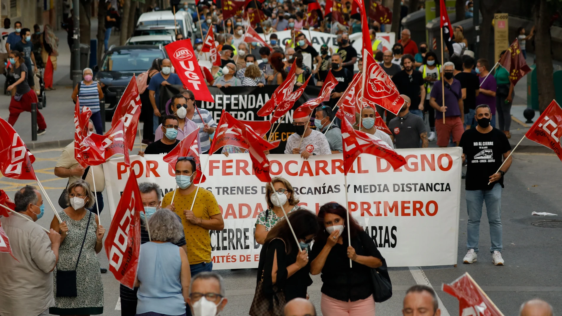 La plataforma en defensa del ferrocarril de la Región de Murcia y los comités de empresa de Adif y Renfe han convocado una manifestación en contra del cierre de la línea de cercanías de Murcia - Lorca-Águilas previsto para el próximo 1 de octubre