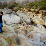 Domo volcánico de Peña Ramiro en Truchas. El geólogo Javier Fernández Lozano, observa piedras volcánicas en Truchas, en La Cabrera