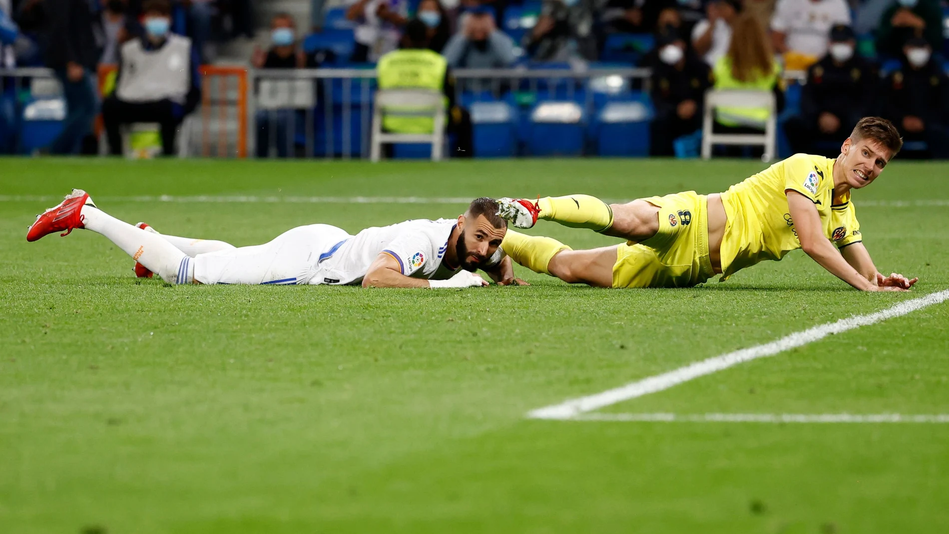 Juan Foyth y Karim Benzema, por los suelos en un momento del Real Madrid - Villarreal