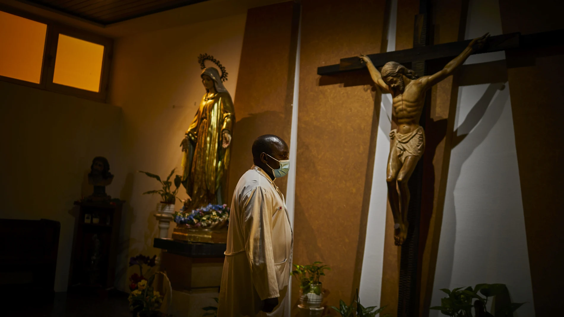 Reportaje de trabajadores en centros hospitalarios en tiempos de Covid.En la imagen, Tomas Camissone, sacerdote del Hospital de La Princesa de Madrid