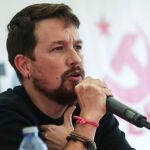 Intervención de Pablo Iglesias en la Fiesta del PCE, en la que un grupo de comunistas le ha recriminado con gritos su labor en la política. Estos han sido explulsados de la fiesta entre empujones.