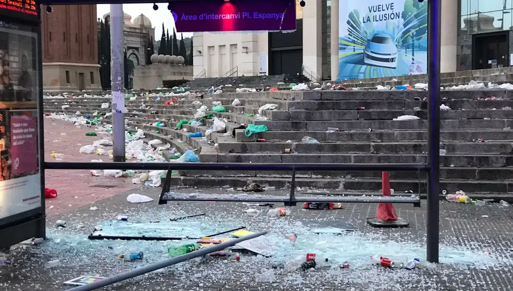 Vidrios rotos y basura esparcidos por la vía pública tras la batalla campal
