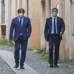 El expresidente de la Generalitat Carles Puigdemont (i), a 25 de septiembre de 2021, en L’Alguer, Cerdeña (Italia).