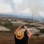 Un hombre toma una fotografía de la erupción del volcán de La Palma en Todoque