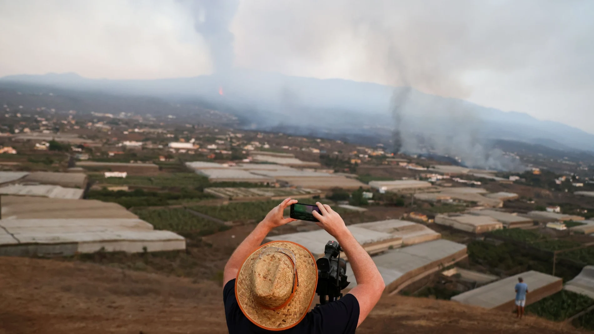 Un hombre toma una fotografía de la erupción del volcán de La Palma en Todoque