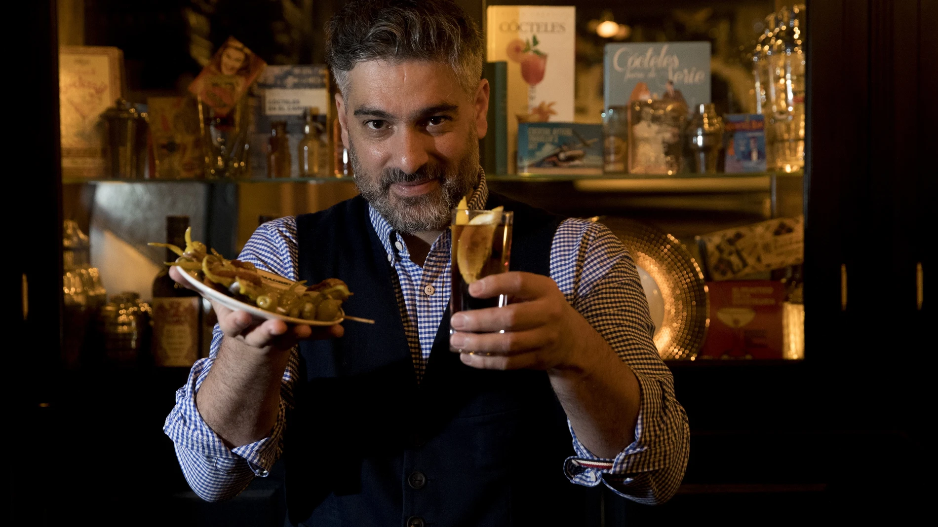 Diego Cabrera, cocinero. Serie "Bocaditos" con la banderilla Gilda. © Luis Díaz. 14/5/19