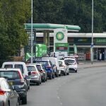 Varios coches esperan en una gasolinera para repostar en la localidad británicas de Berkshire en medio de una gran escasez de combustible