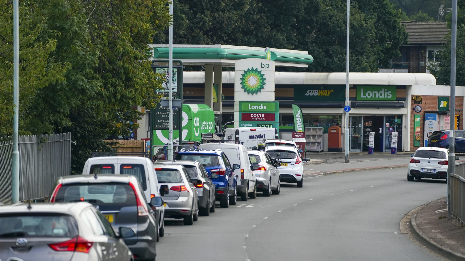 Varios coches esperan en una gasolinera para repostar en la localidad británicas de Berkshire en medio de una gran escasez de combustible